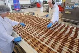 Đột nhập nhà máy sô cô la sản xuất 600 triệu chiếc bánh "quốc dân" mỗi năm: Dùng 17 tấn sô cô la lỏng/ngày, làm được 1.350 chiếc/phút, mãn nhãn trong từng công đoạn