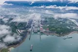 Xe tải, cần cẩu Trung Quốc đồng loạt nổ máy, hàng trăm người vỗ tay reo hò: Siêu ‘cao tốc’ dưới nước lớn nhất thế giới bắt đầu hình thành, thực hiện nhiệm vụ quan trọng