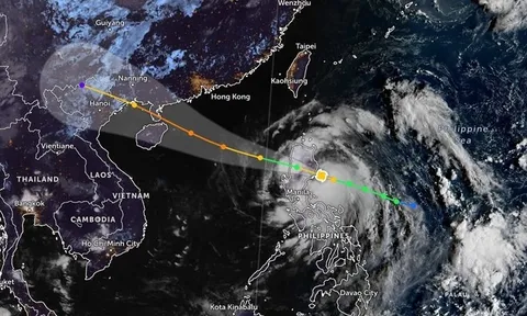 Bão số 11 Matmo thành cuồng phong khi vào biển Đông, gió giật 125 km/h