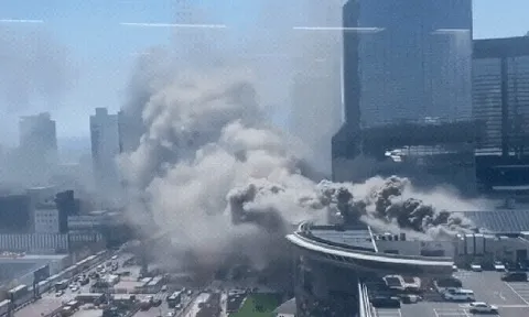 Cháy lớn tại trung tâm thương tại ở Gangnam (Seoul), hàng nghìn người dân hoảng loạn tháo chạy khỏi tòa nhà