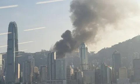 Cháy lớn tại tòa tháp thương mại giữa trung tâm Hong Kong (Trung Quốc)