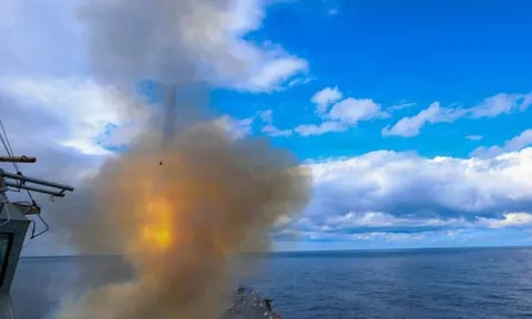 Iran tuyên bố đóng cửa Eo biển Hormuz, cảnh báo tấn công bất cứ tàu nào cố tình đi qua