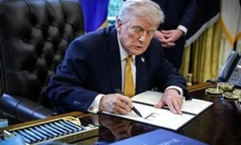 Lần đầu tiên trong lịch sử tiền giấy USD sẽ được in chữ ký của Tổng thống Trump