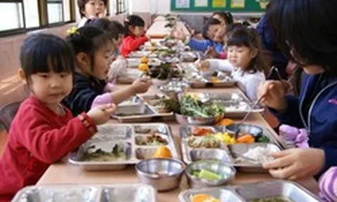 Bữa ăn bán trú tại một quốc gia châu Á khiến 9 triệu người phát cuồng: Khay ăn có tới 7 ngăn, nhà nước trợ giá tới 80%, giáo viên dinh dưỡng lên thực đơn hàng ngày