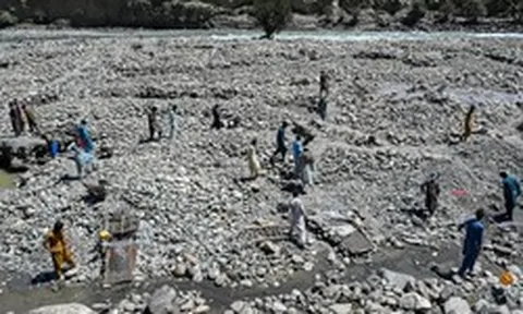 Phát hiện hàng trăm người tụ tập ở một con sông tìm thứ bé như hạt gạo, kiếm hơn 3 triệu đồng trong 1 tuần