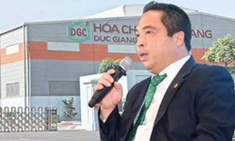Chủ tịch bị khởi tố: Người cận vệ 20 năm bất ngờ đứng ra gánh vác đế chế chi phối 1/3 lượng phốt pho vàng toàn cầu
