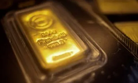 Giá vàng nhảy vọt 1,4%, giá bạc đột ngột bứt tốc gần 4% sau động thái ‘quay xe’ của ông Trump