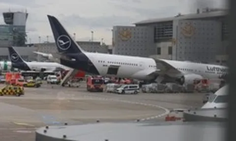 Máy bay Boeing 787 của Lufthansa sập càng đáp tại sân bay, nhiều người bị thương
