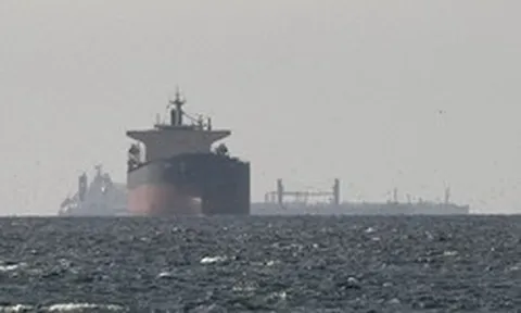 Mỹ mở đợt không kích mới vào Iran, khôi phục trừng phạt dầu mỏ