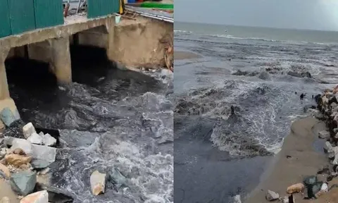 Nước màu đen chảy ra biển Sầm Sơn khi du khách đang tắm