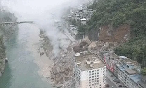 VIDEO: Sạt lở ở Trung Quốc, hơn 60 người dân kịp sơ tán trước khi núi đổ