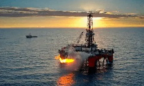 Khoan xuống vùng nước nông, phát hiện mỏ chứa gần 300 tỷ mét khối khí đốt, cùng 7 triệu thùng dầu