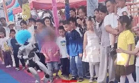 Video: Robot hình người đá người xem bị thương, thế giới cần cảnh giác đến đâu trước những điều chúng ta chưa biết?