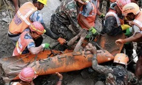 Giải cứu hai công nhân mắc kẹt 9 ngày trong đường hầm thủy điện sau lũ quét ở Nepal