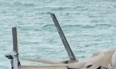Những vết màu nâu đỏ trên chiến đấu cơ F-35 mới của Mỹ
