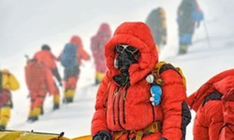 Chuyện gì xảy ra với cơ thể con người khi bình oxy đột nhiên hết trên đỉnh Everest?