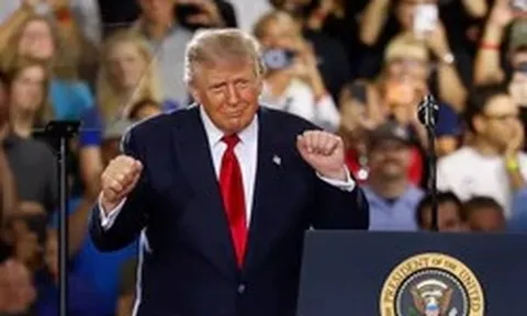 Tổng thống Trump hứa tặng 5.000 USD cho mỗi người Mỹ nếu đảng Cộng hòa thắng cử