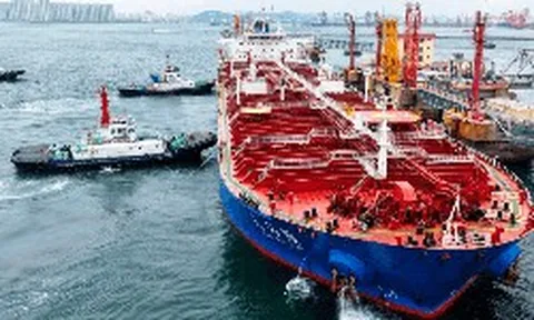 Khách hàng tranh nhau mua, dầu Nga đắt hơn Brent 20 USD/thùng, phụ phí tăng gấp đôi chỉ sau 1 tuần