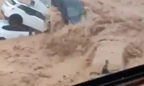 VIDEO: Mưa lũ kinh hoàng cuốn trôi ô tô trên đường phố châu Âu, người dân tuyệt vọng mắc kẹt trên các ban công