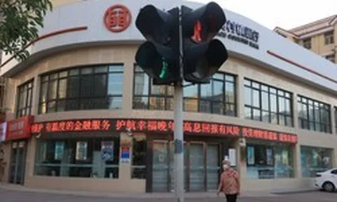 Kỷ lục 670 ngân hàng bị đóng cửa: Chuyện gì đang xảy ra ở nước láng giềng Việt Nam?