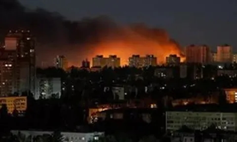 Tổng thống Ukraine cảnh báo Nga sắp tấn công quy mô lớn, nhiều tiếng nổ vang lên ở Kiev