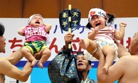 Vì sao ở Nhật Bản, võ sỹ sumo dọa trẻ em khóc thét mà bố mẹ vẫn cười?