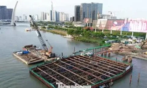 Bí mật dưới mặt nước của cầu đi bộ qua sông Sài Gòn