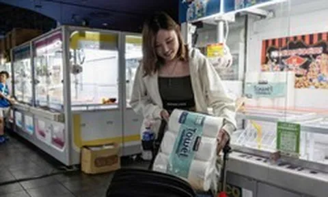 Máy gắp thú chuyển thành gắp trứng, gạo, giấy vệ sinh: Mô hình kinh doanh hút khách giữa thời lạm phát