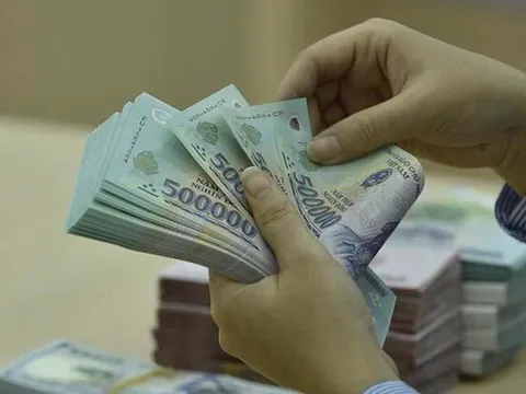 Chính phủ xem xét tăng lương sớm, Ngân hàng Nhà nước siết kiểm tra hoạt động mua bán ngoại tệ