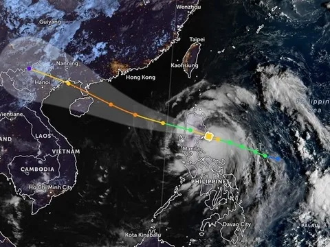 Bão số 11 Matmo thành cuồng phong khi vào biển Đông, gió giật 125 km/h