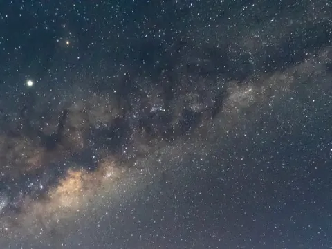 Lắp đặt pin mặt trời ngoài vũ trụ?