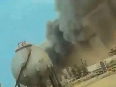 Trung tâm lọc dầu chủ chốt ở Ả rập Xê út bốc cháy sau vụ tấn công bằng UAV