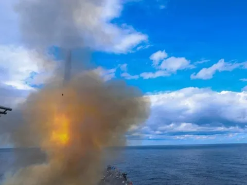 Iran tuyên bố đóng cửa Eo biển Hormuz, cảnh báo tấn công bất cứ tàu nào cố tình đi qua