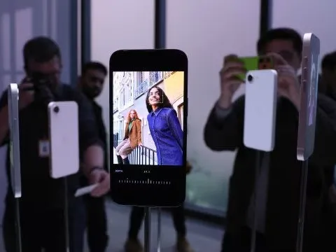 ‘Đòn hiểm’ của Apple khi bán iPhone giá rẻ giữa lúc khan hiếm chip bán dẫn