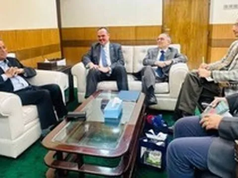 Nguồn cung dầu bị siết vì Iran phong toả eo biển Hormuz, một nước châu Á đề nghị Mỹ cho phép nhập khẩu dầu Nga