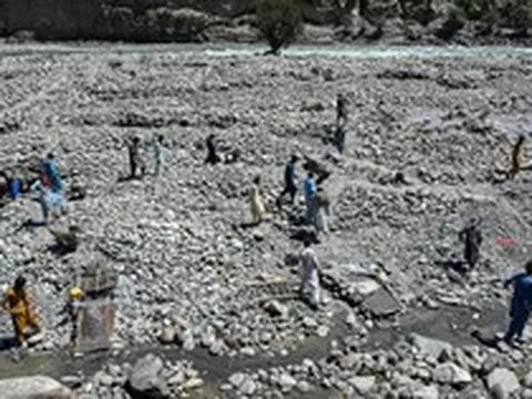 Phát hiện hàng trăm người tụ tập ở một con sông tìm thứ bé như hạt gạo, kiếm hơn 3 triệu đồng trong 1 tuần