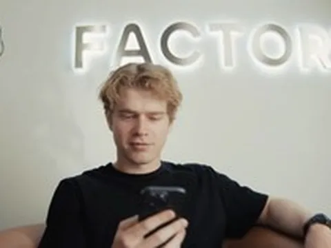 Bỏ học trường danh giá tại Mỹ vì lời thách của nhà đầu tư, người đàn ông này đang xây dựng một ‘đế chế’ tỷ USD, cạnh tranh trực tiếp với Open AI