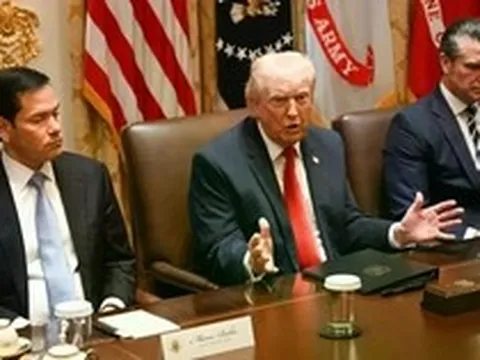 Iran phong toả eo biển Hormuz, Tổng thống Trump triệu tập họp khẩn tại Nhà Trắng