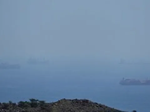 Iran nổ súng vào tàu container ở eo biển Hormuz
