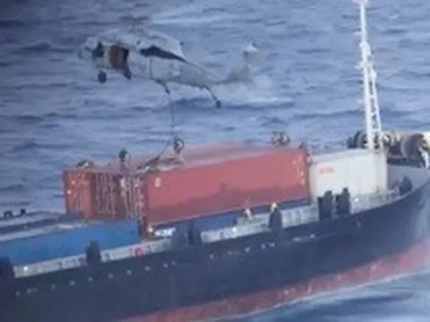 Mỹ nổ súng vô hiệu hóa tàu dầu Iran phá vòng vây tại eo biển Hormuz