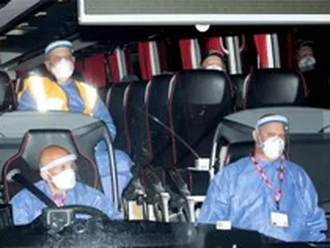 Cận cảnh hình ảnh "giải cứu" hành khách từ du thuyền bùng phát virus Hanta: Công tác bảo hộ nghiêm ngặt, phải cách ly 45 ngày