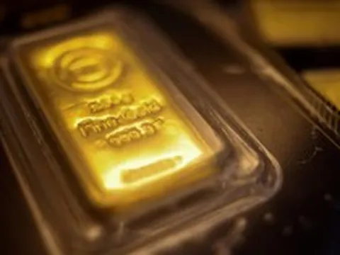 Giá vàng nhảy vọt 1,4%, giá bạc đột ngột bứt tốc gần 4% sau động thái ‘quay xe’ của ông Trump