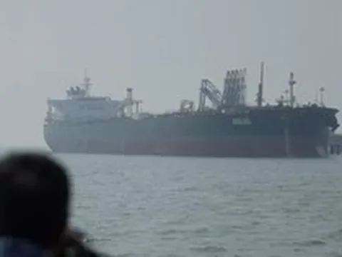 Vì sao giá dầu khó quay về mức trước chiến tranh dù eo biển Hormuz được gỡ phong tỏa?