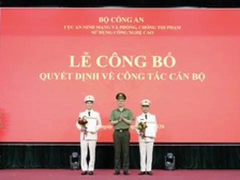 Về Bộ Công an, Chủ tịch và Tổng Giám đốc FPT Telecom được phong cấp thượng tá