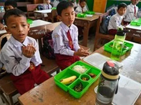 Hơn 33.000 học sinh ngộ độc thực phẩm vì bữa ăn học đường, cơ quan thực thi khai khống chi phí, mua sắm vô tội vạ, tổng thống lập tức cách chức dàn lãnh đạo