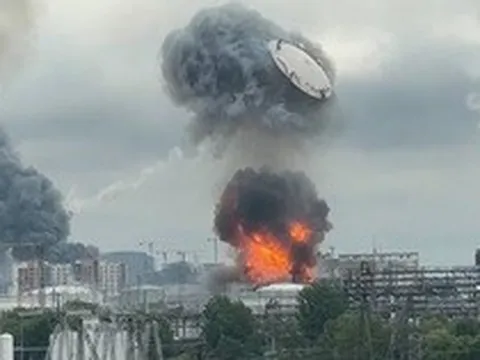 Tên lửa phòng không Nga bắn trượt UAV lao trúng bồn chứa dầu gây thiệt hại nặng