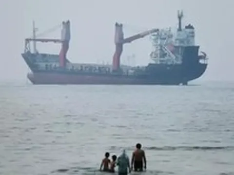 Truyền thông Iran đưa tin tàu container mắc cạn ở eo biển Hormuz