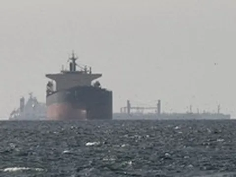 Mỹ mở đợt không kích mới vào Iran, khôi phục trừng phạt dầu mỏ