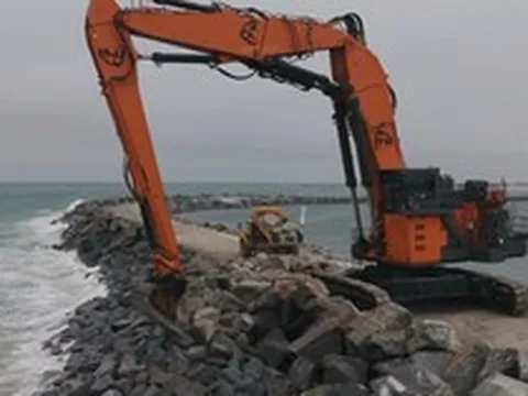 Thả 175 khối bê tông nặng 30 tấn xuống đáy biển, huy động thêm 900.000 tấn đá, 'bức tường' 4,1 nghìn tỷ đồng sắp thành hình